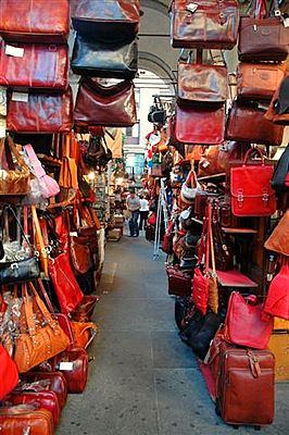 Large savings on leather - Florence - Straw market